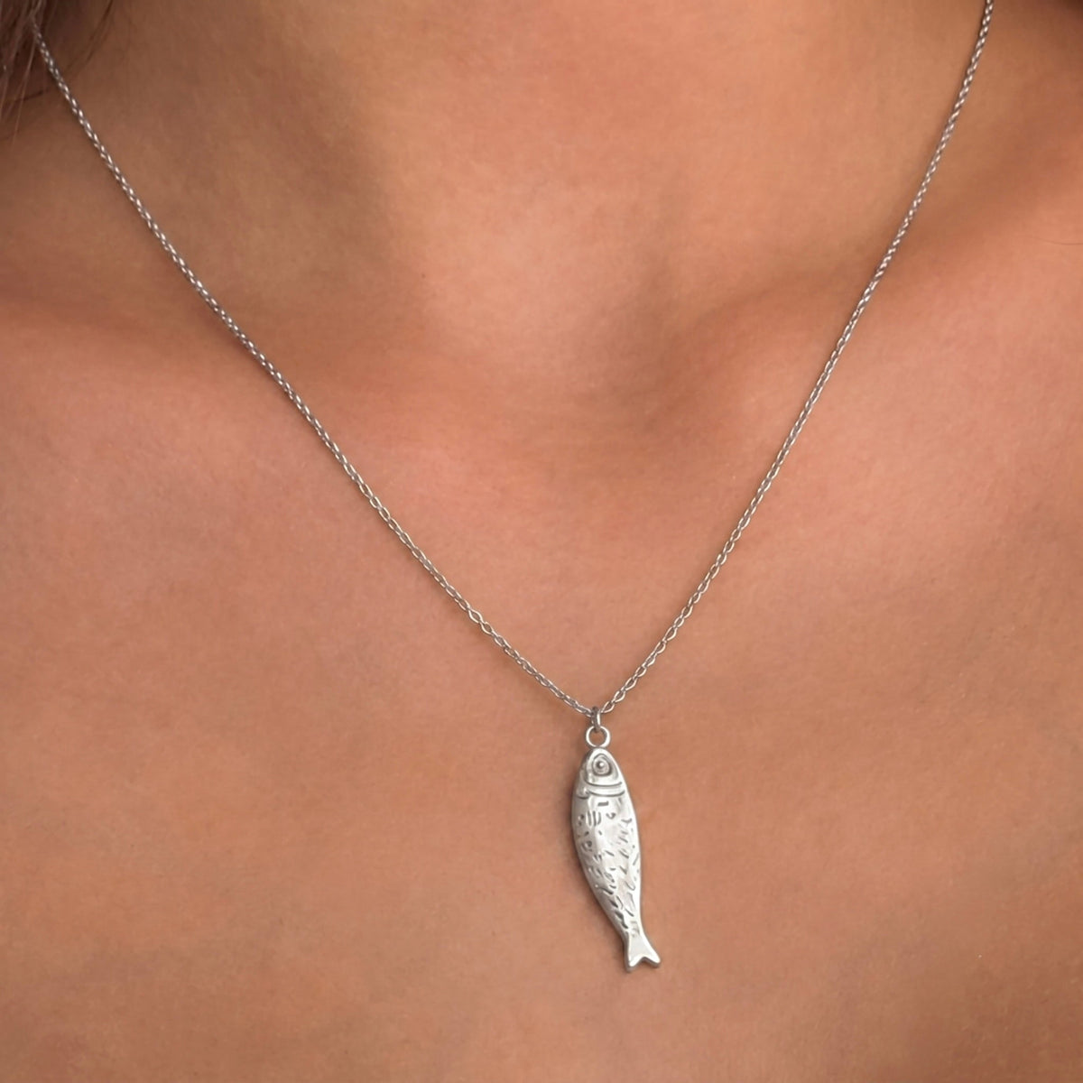 Collar Colgante de Mujer con Motivo de Pez y Superficie Texturizada