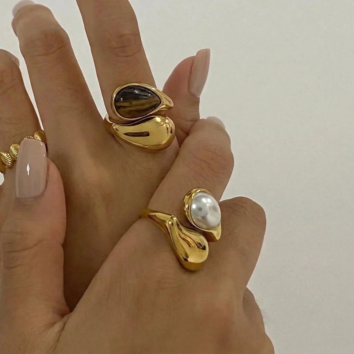 Dama Anillo de Declaración Ajustable con Diseño Esculpido y Elemento de Joyería Central