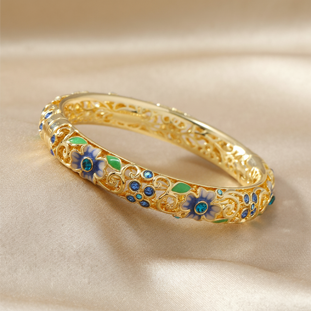 Brazalete Abierto de Flores para Mujer con Detalles de Esmalte y Acentos de Piedra