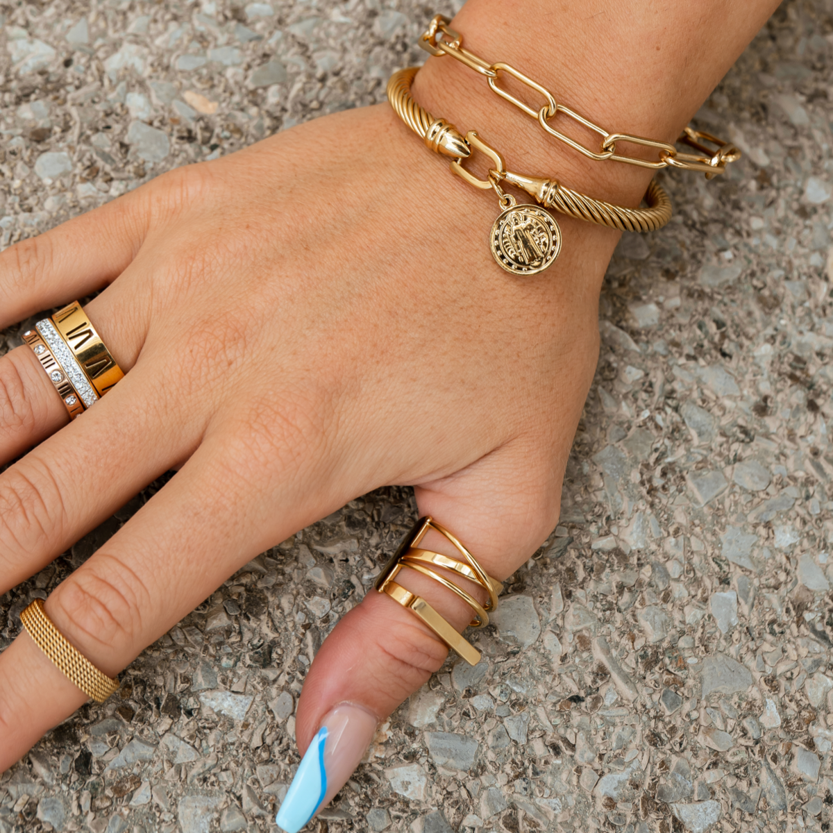 Shane – Pulsera Adornada con un Colgante de Pieza Dorada
