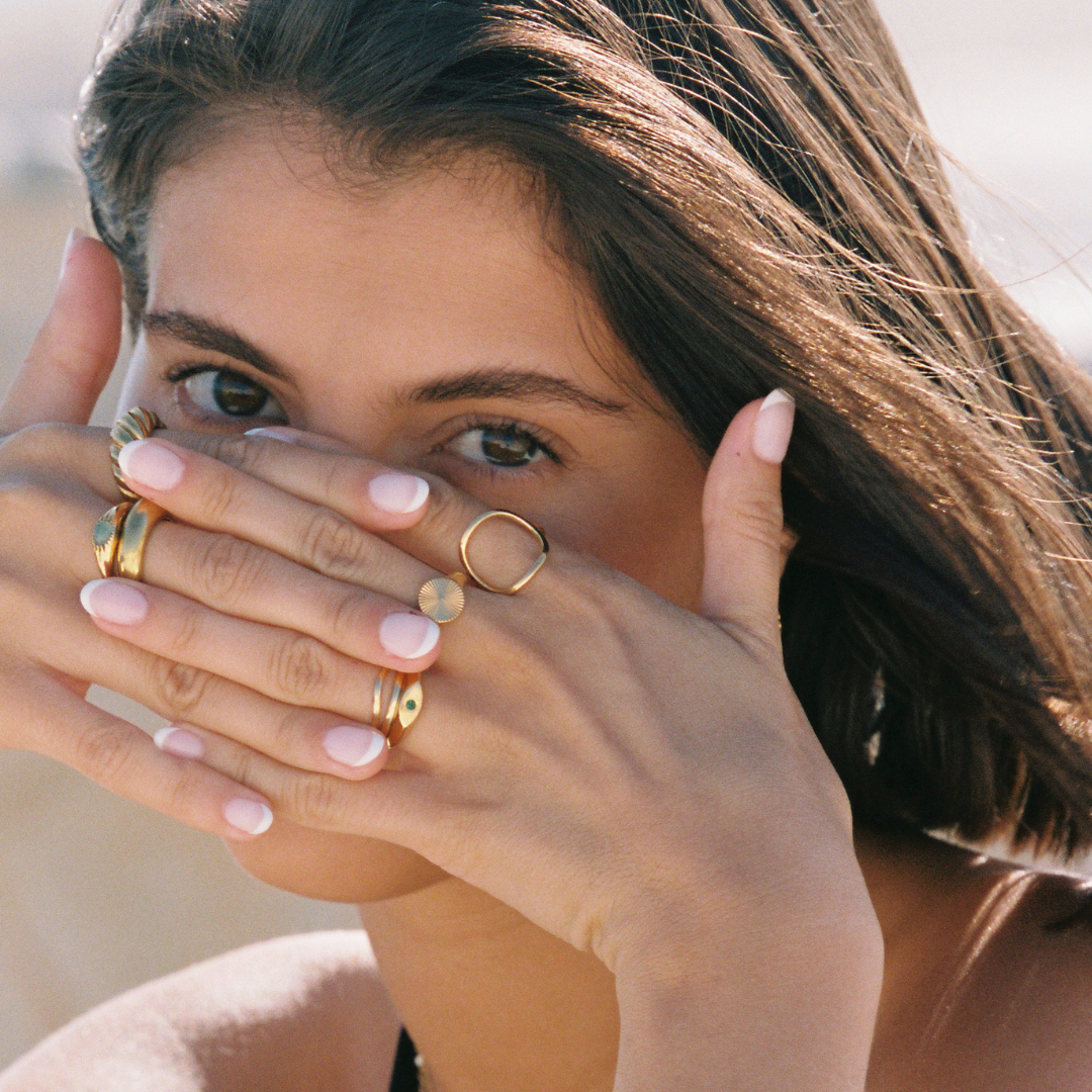 Anillo de Declaración para Mujeres con Forma Ovalada Abierta y Diseño Esculpural