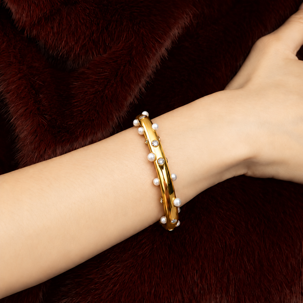 Pulsera Abierta de Mujer con Diseño de Doble Cinta, Detalles de Perlas y Acentos de Piedra
