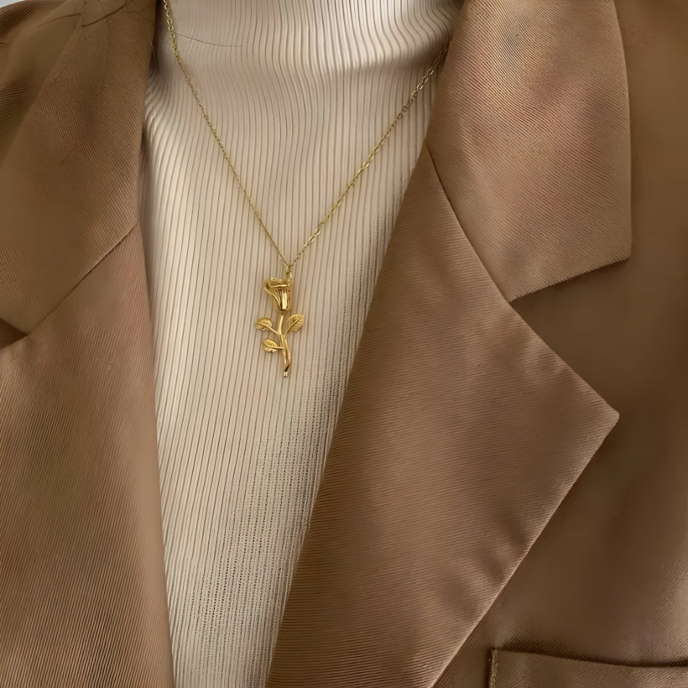 Jolie – Collar con Colgante de Rosa Elegante