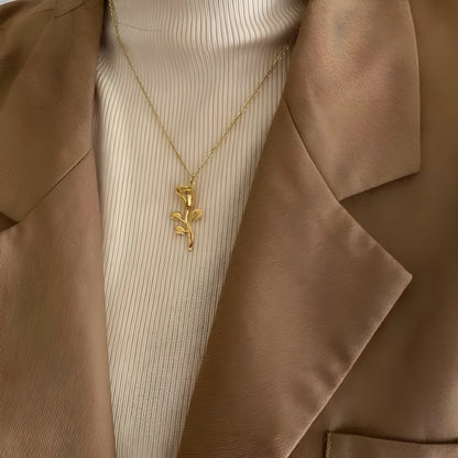 Jolie – Collar con Colgante de Rosa Elegante