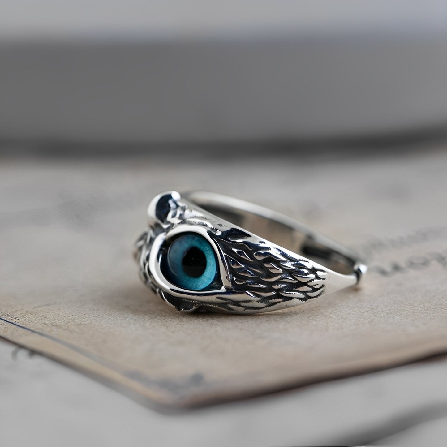 Brianna – Anillo Ajustable de la Suerte con Búho en Plata y Ópalo
