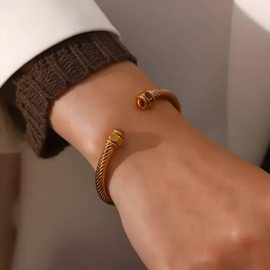 Thea – Pulsera Dorada Elegante