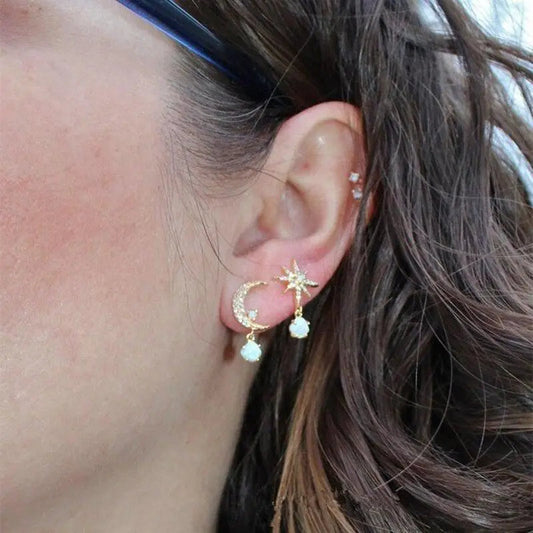 Carol – Pendientes de Luna y Estrellas de Oro y Ópalo