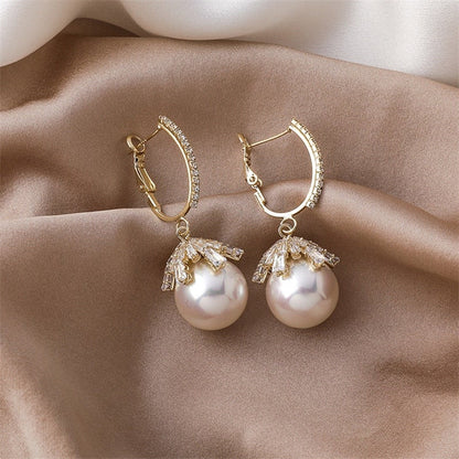 Malia – Pendientes con Perlas Blancas Elegantes
