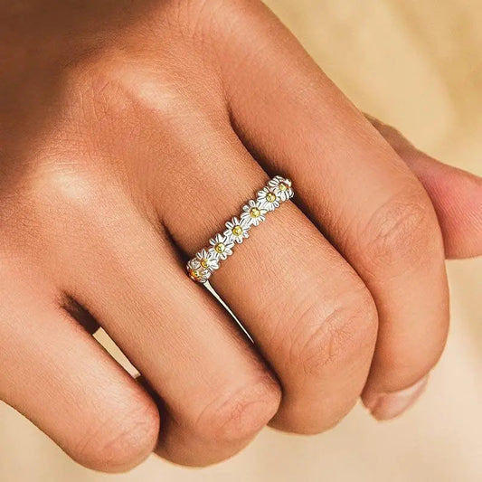 Margot – Anillo Margarita en Plata y Esmalte Pintado a Mano