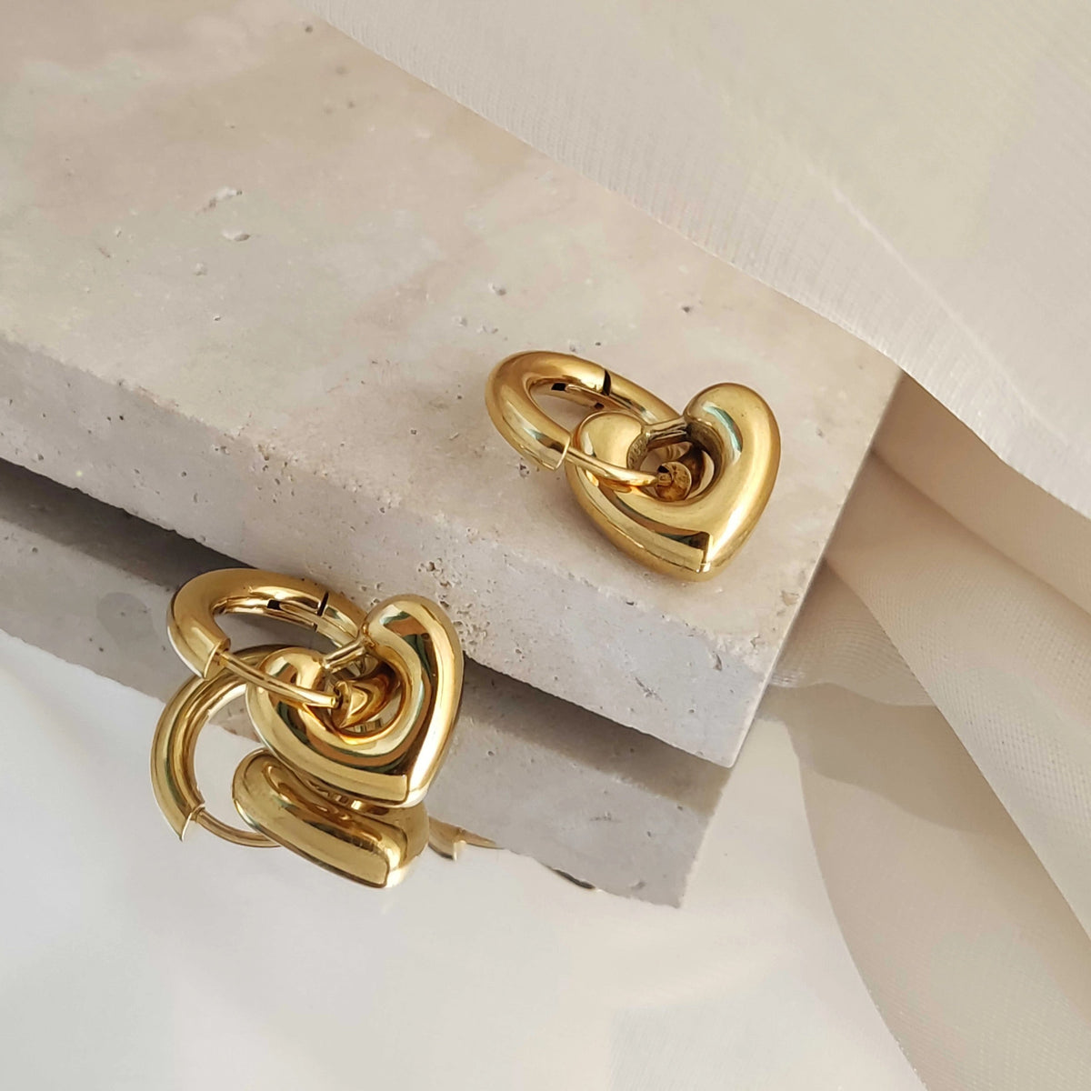 Pendientes Huggie de Mujer con Colgantes de Corazón Desmontables y Diseño Transformable