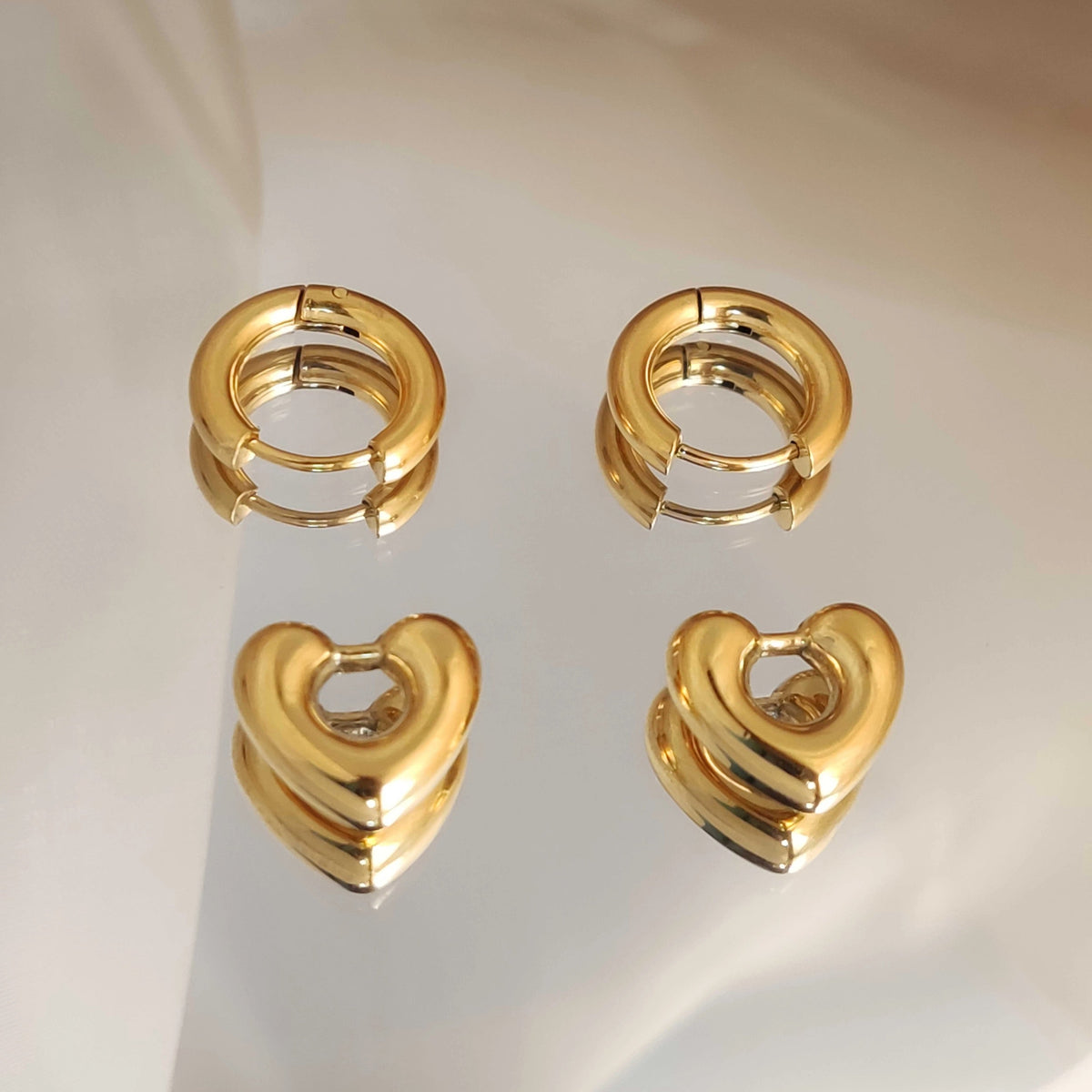 Pendientes Huggie de Mujer con Colgantes de Corazón Desmontables y Diseño Transformable