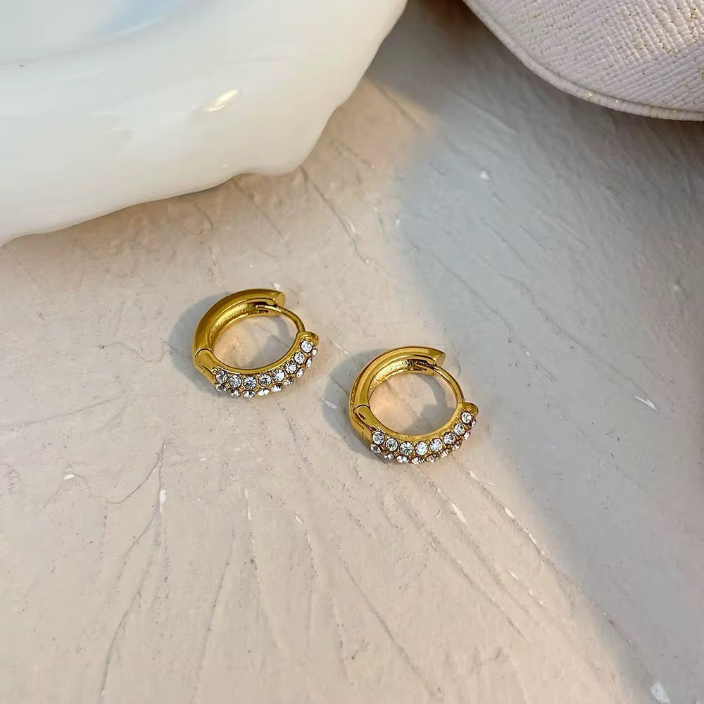 Scarlett – Pendientes Huggie Pavé