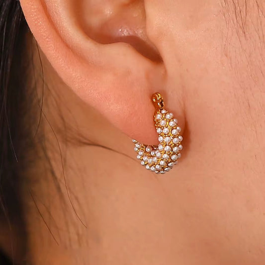 Karla – Pendientes Huggie con Racimo de Perlas