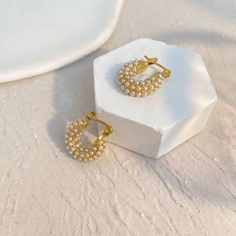 Karla – Pendientes Huggie con Racimo de Perlas