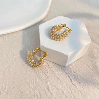 Karla – Pendientes Huggie con Racimo de Perlas