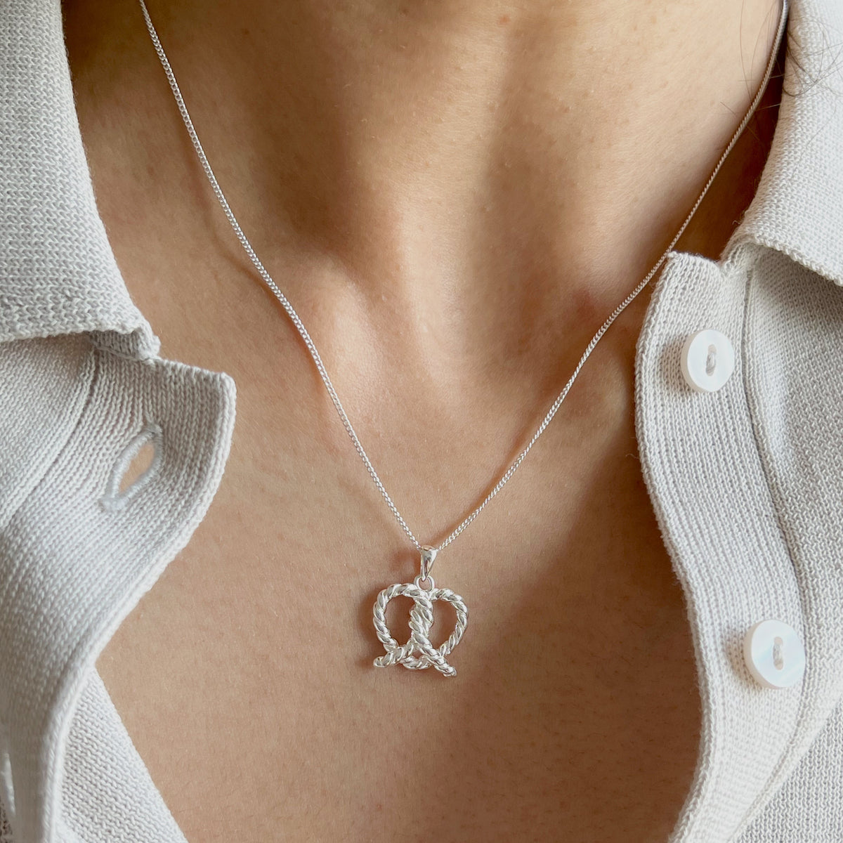 Collar con Colgante de Brezel para Mujeres con Estructura de Cuerda Torcida