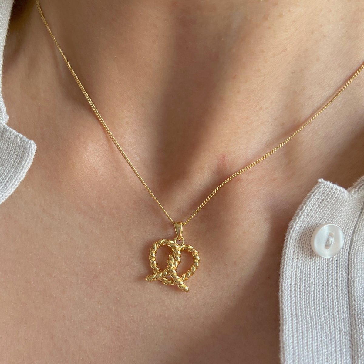 Collar con Colgante de Brezel para Mujeres con Estructura de Cuerda Torcida