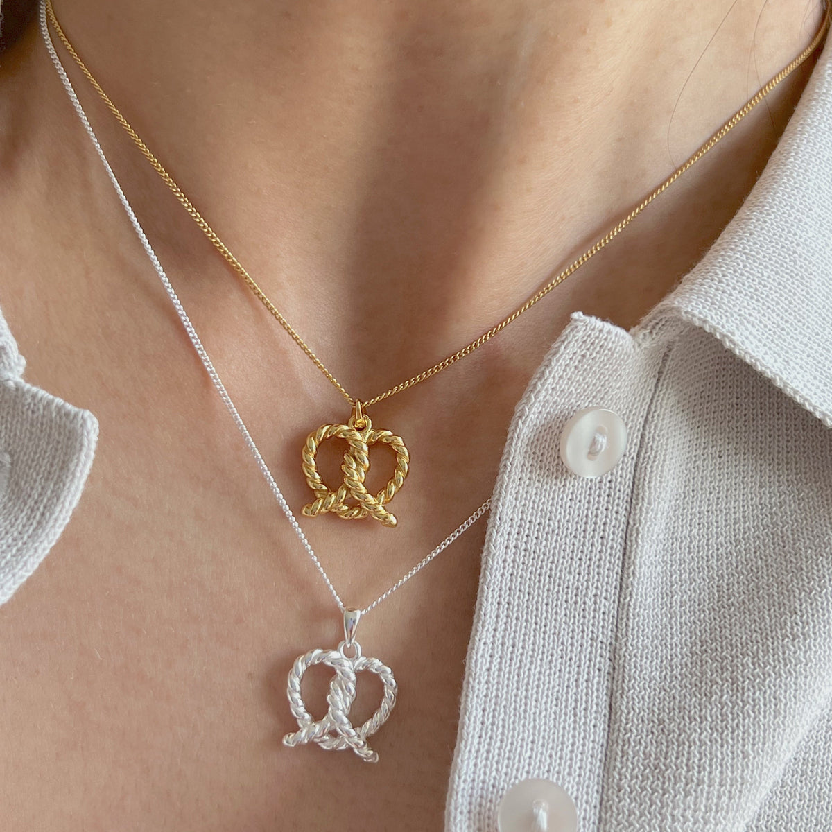 Collar con Colgante de Brezel para Mujeres con Estructura de Cuerda Torcida
