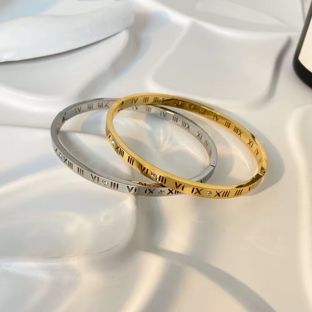 Frankie – Pulsera Bangle con Números Romanos
