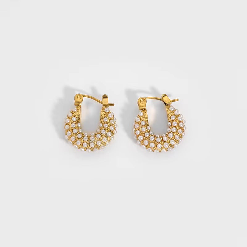 Karla – Pendientes Huggie con Racimo de Perlas