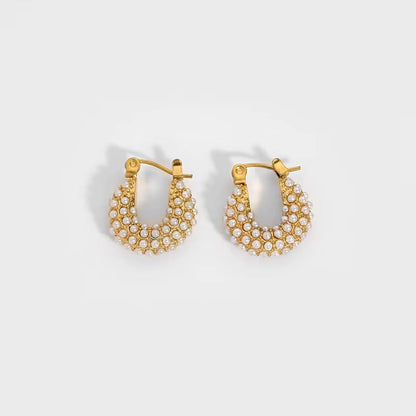 Karla – Pendientes Huggie con Racimo de Perlas