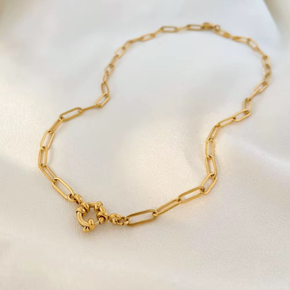 Molly – Collar Paperclip con Estilo Minimalista