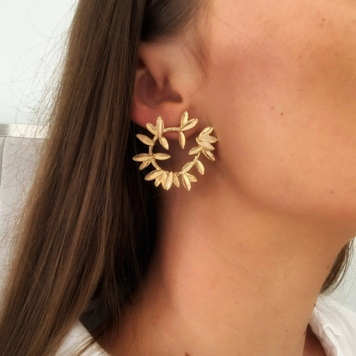 Aros de hojas para damas con diseño de corona abierto y superficie estructurada