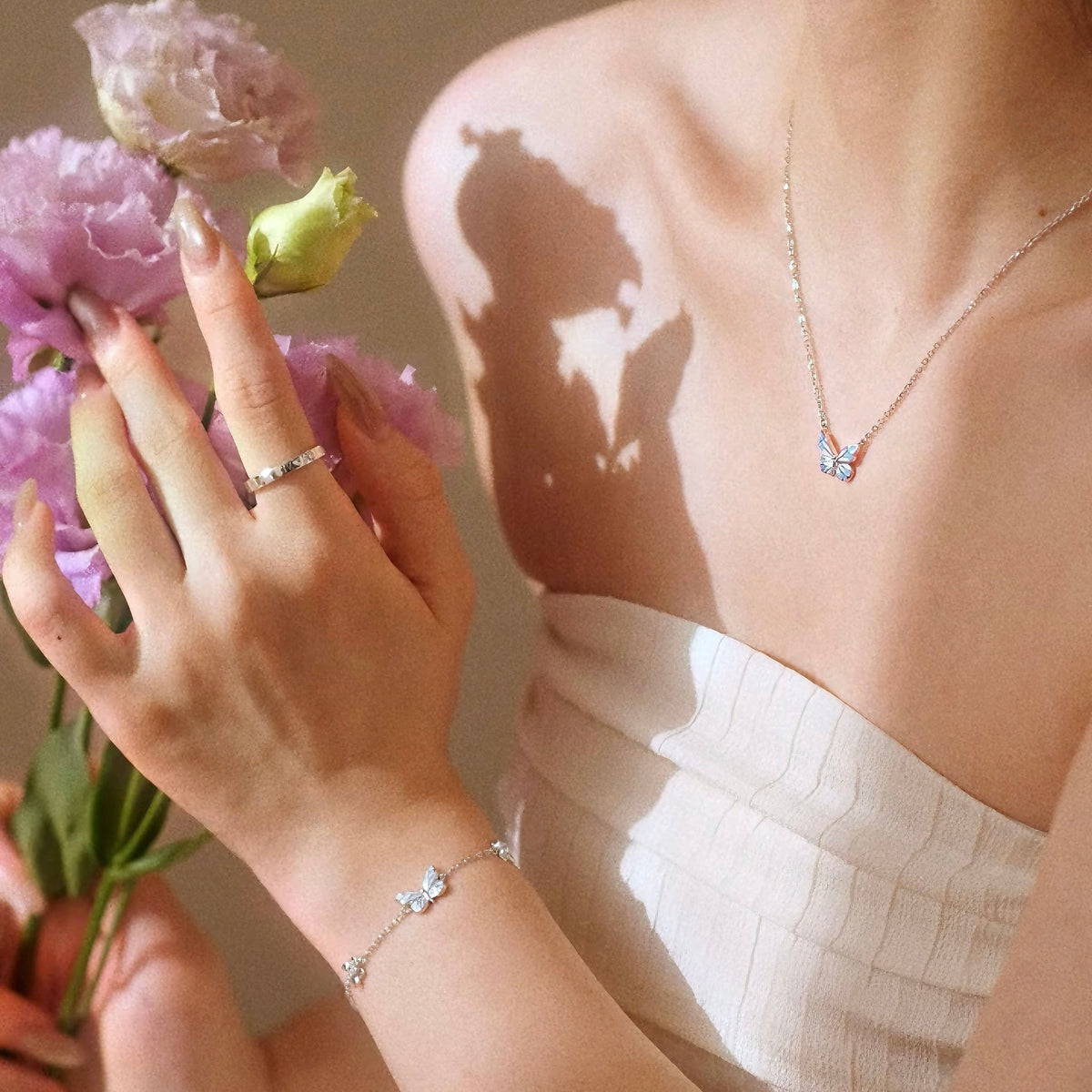Pulsera Mariposa Damas con Colgante Brillante y Detalles Florales