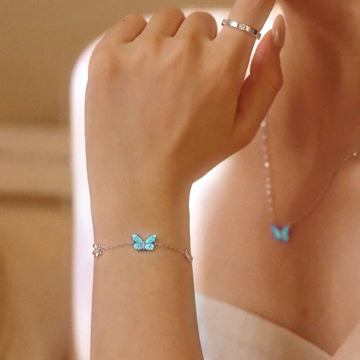 Pulsera Mariposa Damas con Colgante Brillante y Detalles Florales