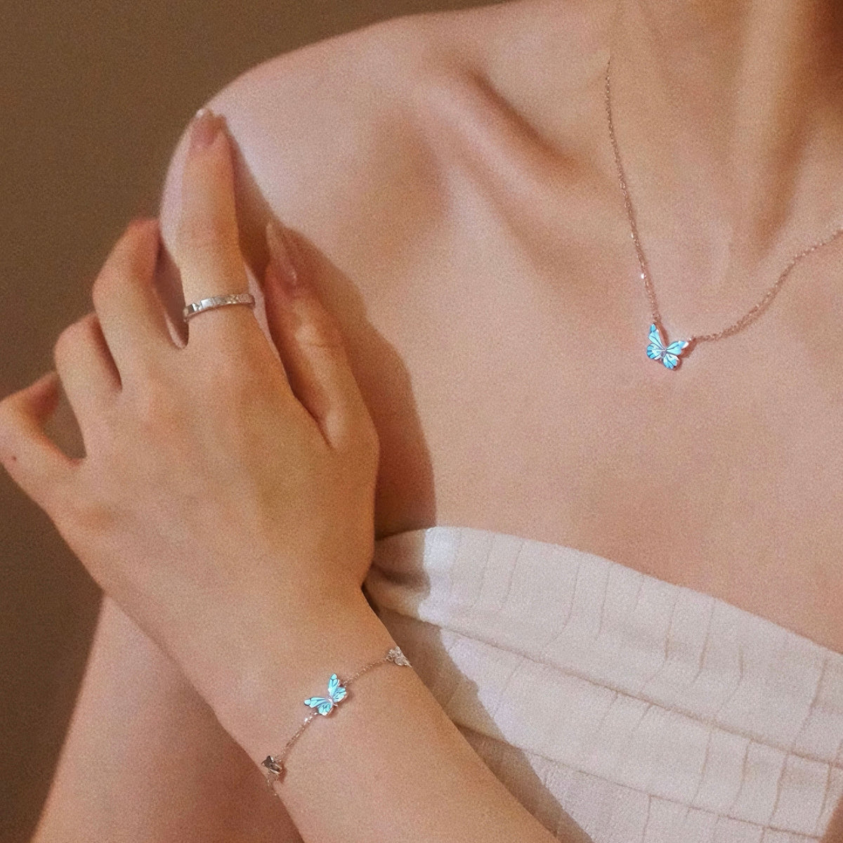 Pulsera Mariposa Damas con Colgante Brillante y Detalles Florales