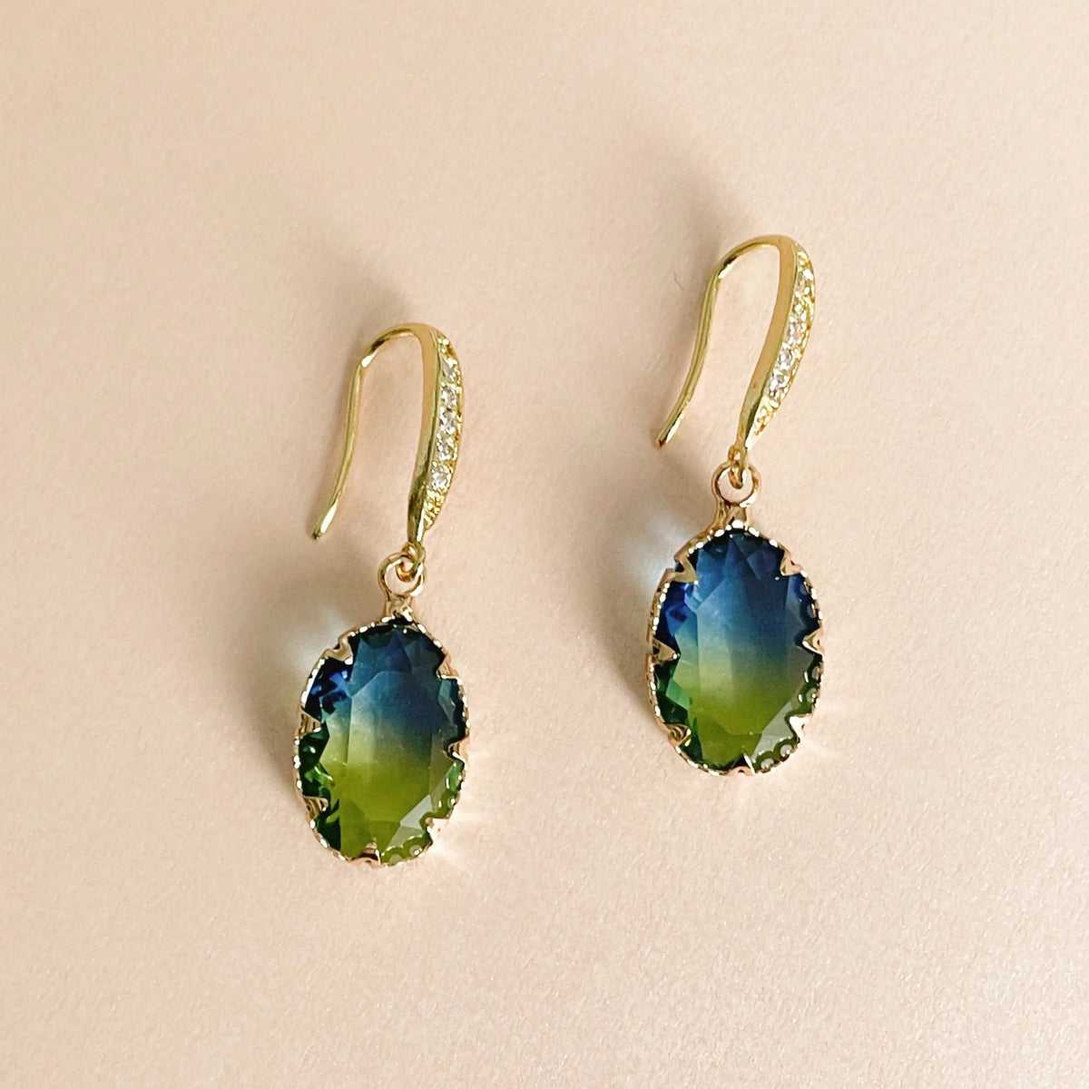 Pendientes colgantes Ombre para dama con colgante en forma de gota y arco besado con piedras
