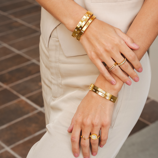 Sylva – Brazalete Numerado Adornado con Piedras Doradas