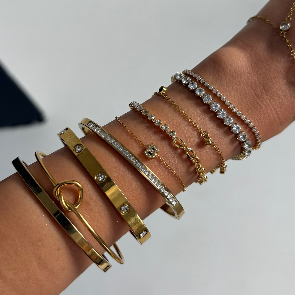 Brazalete Abierto para Damas con Motivo de Nudo y Extremos Esféricos