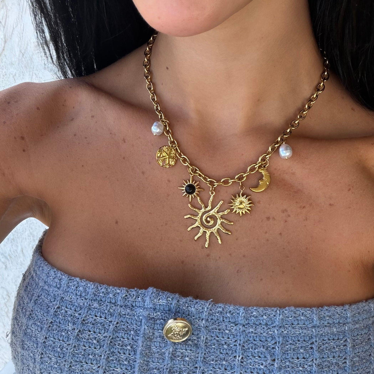 Collar Charm de Dama con Acentos de Sol, Luna y Perlas