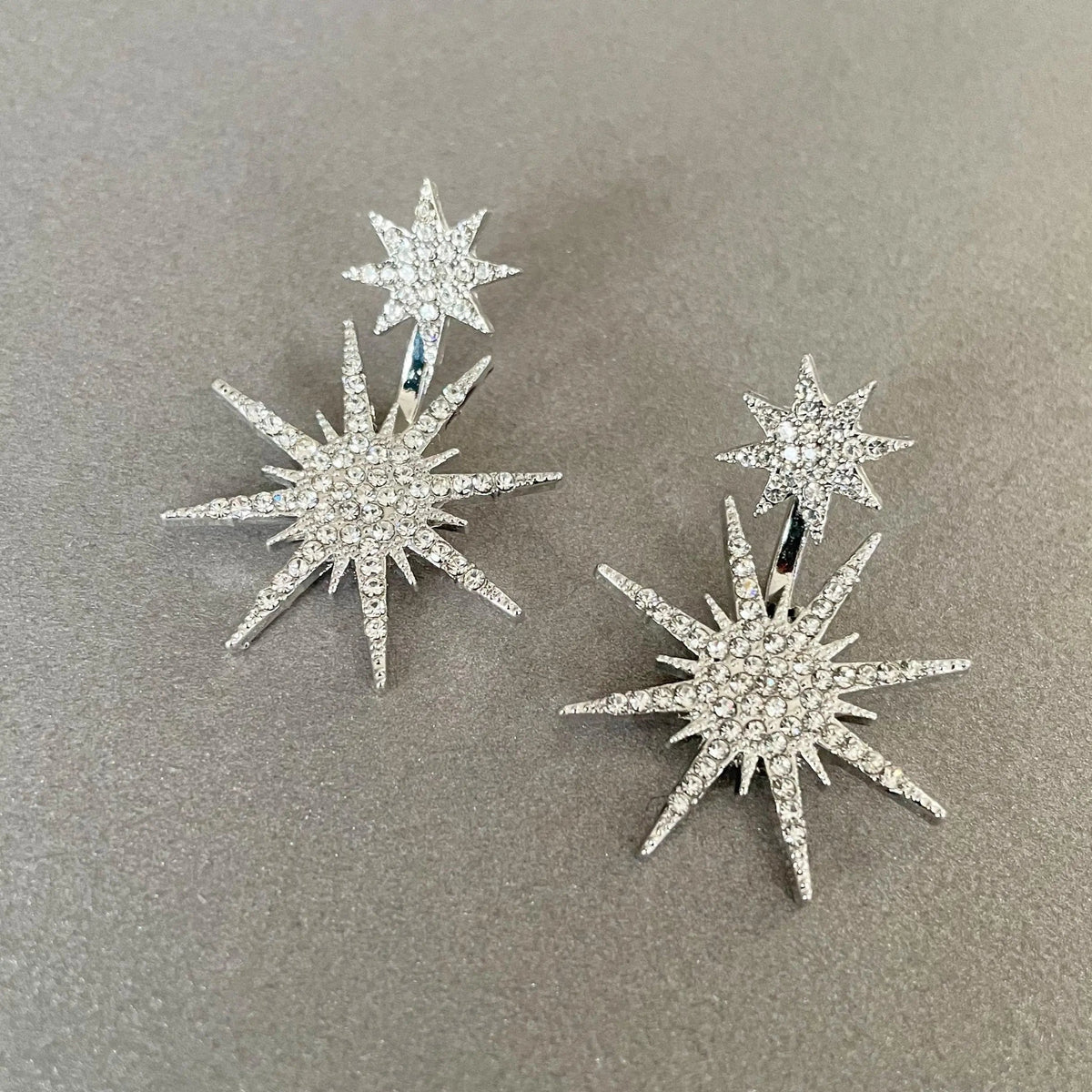 Pendientes de oreja de mujer en estilo statement con diseño de doble estrella y adornos de piedra