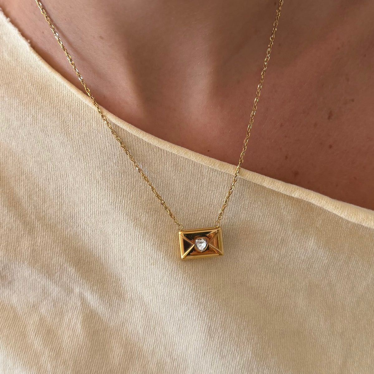 Collar colgante de damas con motivo de sobre y acento de piedra en forma de corazón