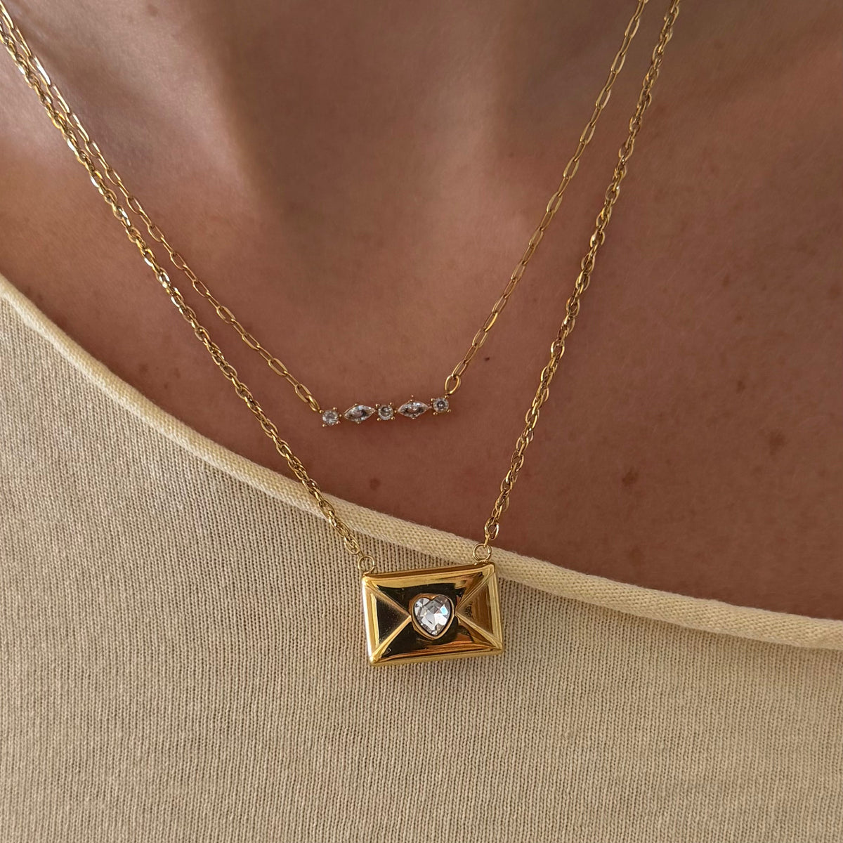 Collar colgante de damas con motivo de sobre y acento de piedra en forma de corazón