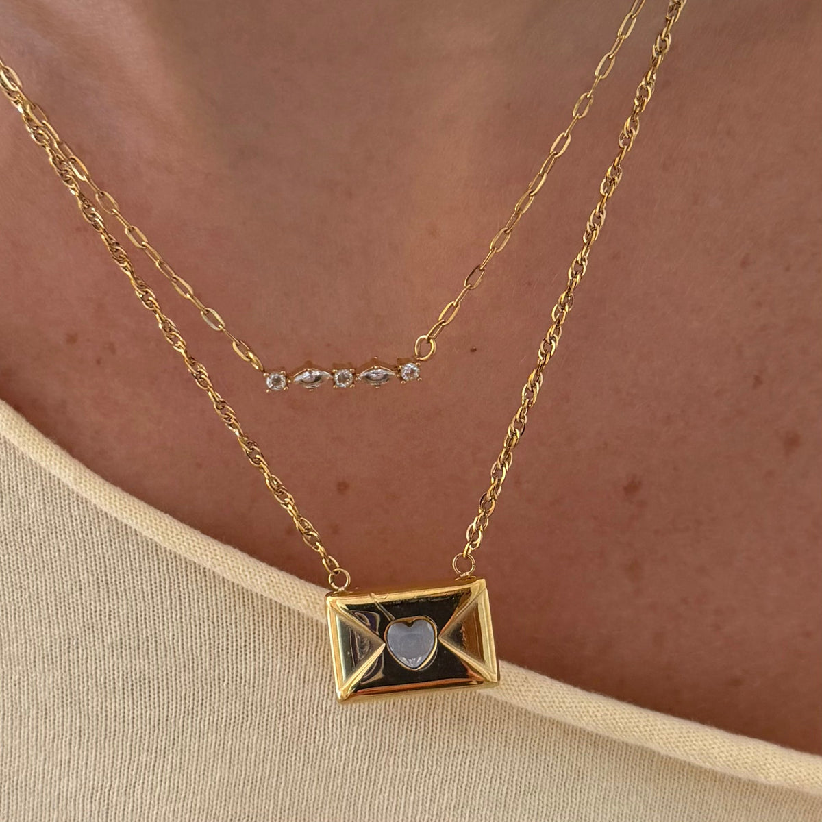 Collar colgante de damas con motivo de sobre y acento de piedra en forma de corazón