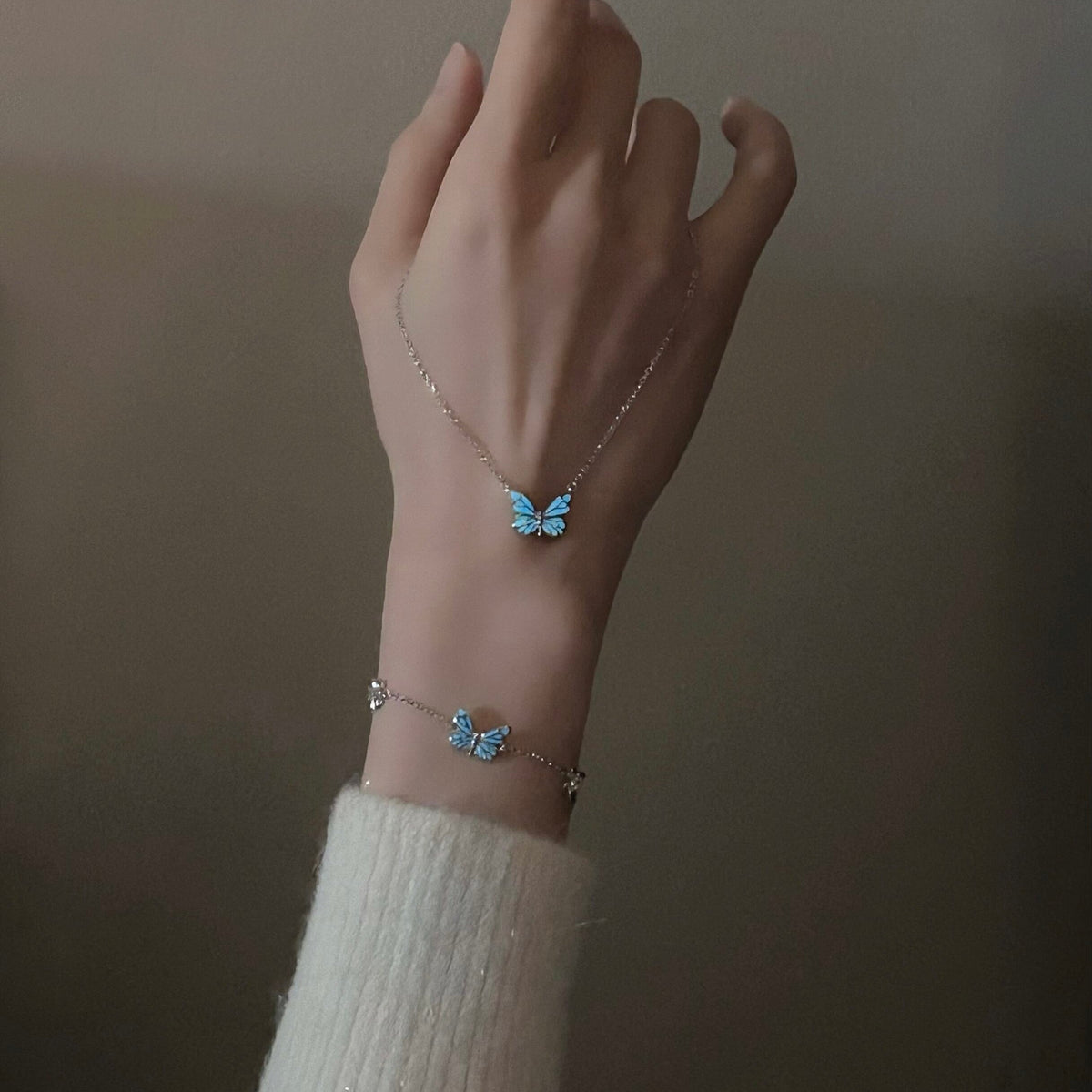 Pulsera Mariposa Damas con Colgante Brillante y Detalles Florales