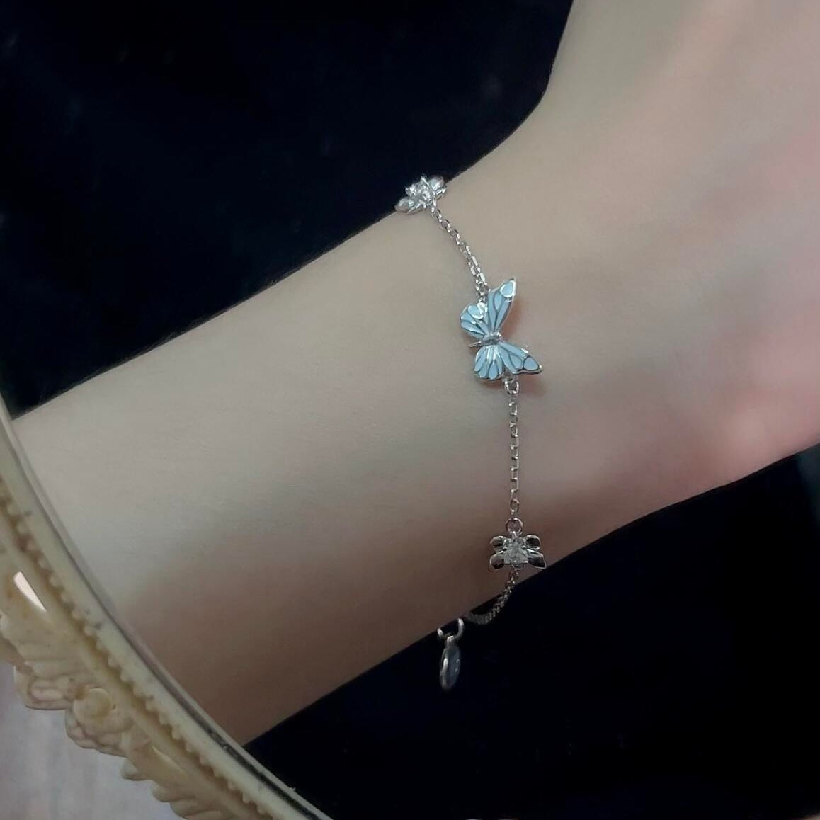 Pulsera Mariposa Damas con Colgante Brillante y Detalles Florales