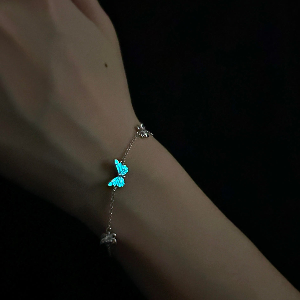 Pulsera Mariposa Damas con Colgante Brillante y Detalles Florales