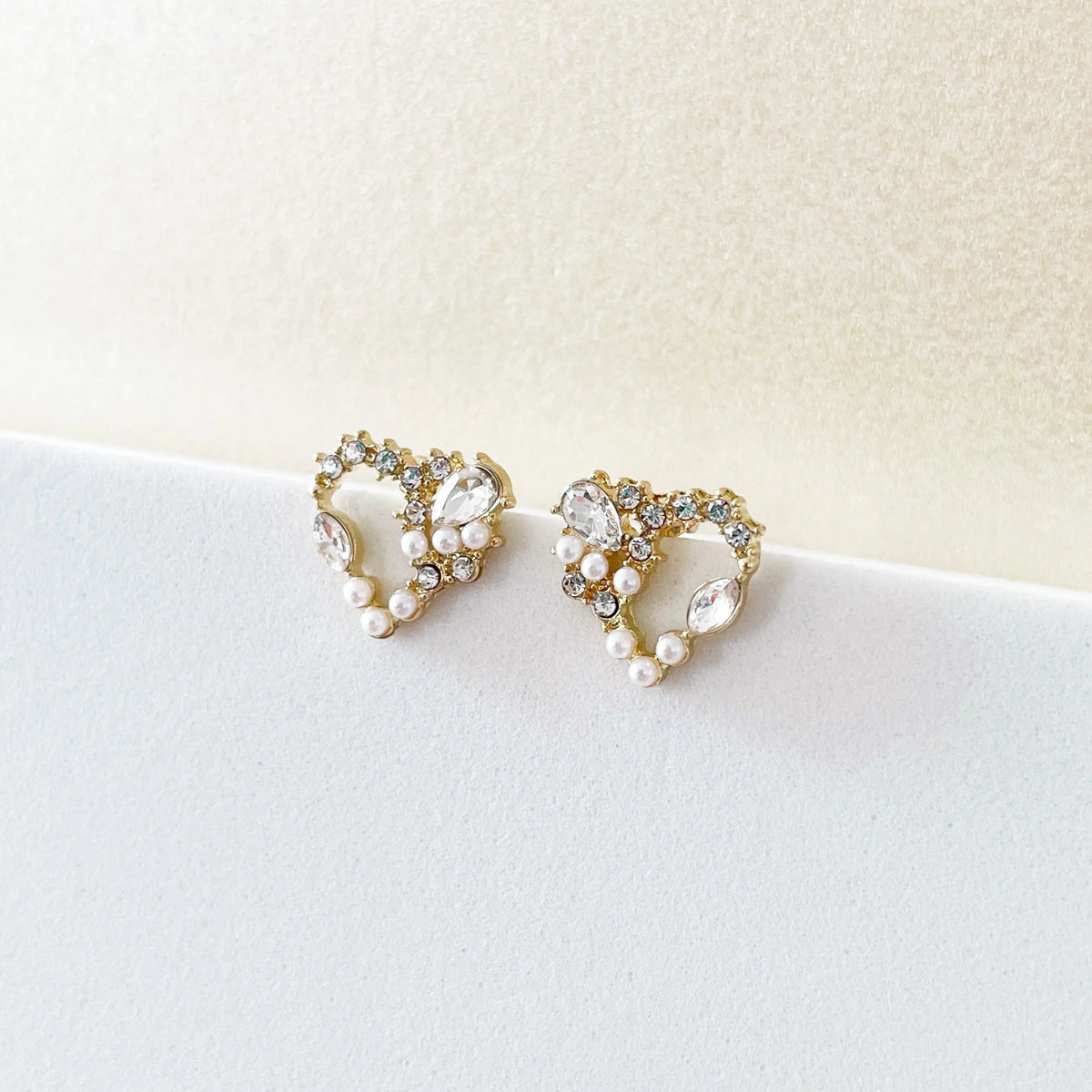 Pendientes de corazón para damas con acentos de perlas y diseño de aro floral