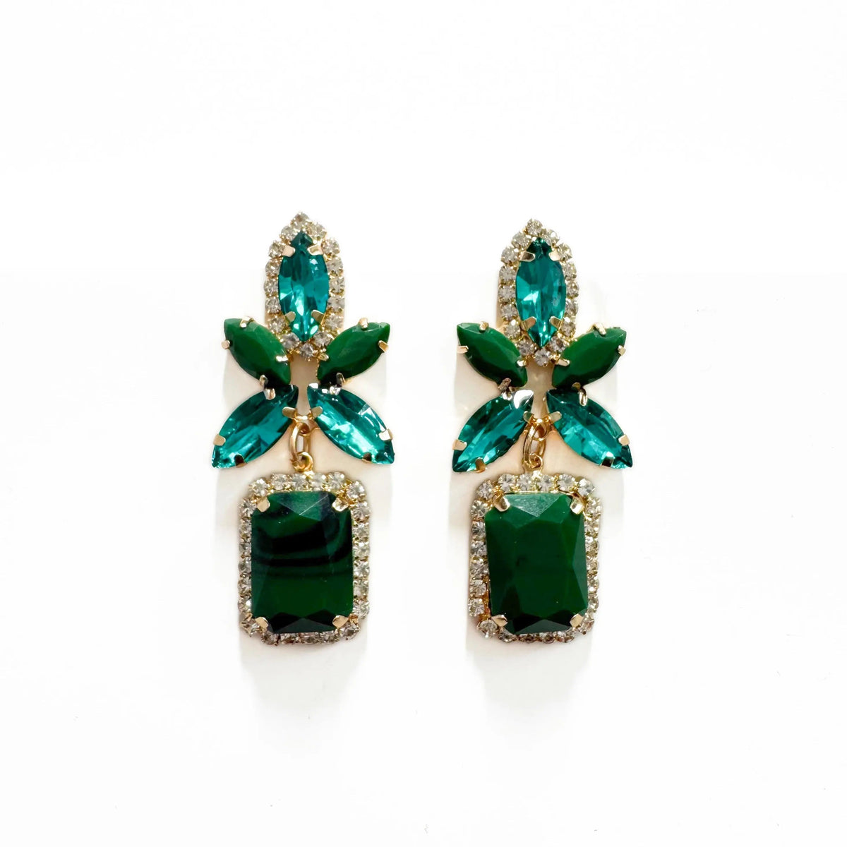 Pendientes colgantes de declaración para damas con un cluster de piedras múltiples y colgante rectangular