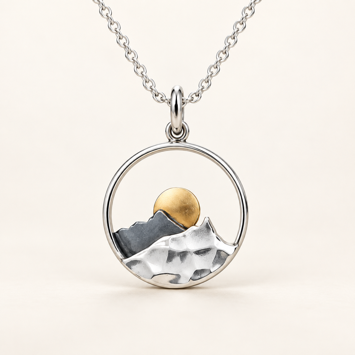 Collar de mujer con colgante de montaña y motivo de sol