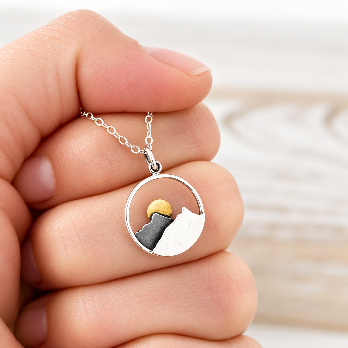 Collar de mujer con colgante de montaña y motivo de sol