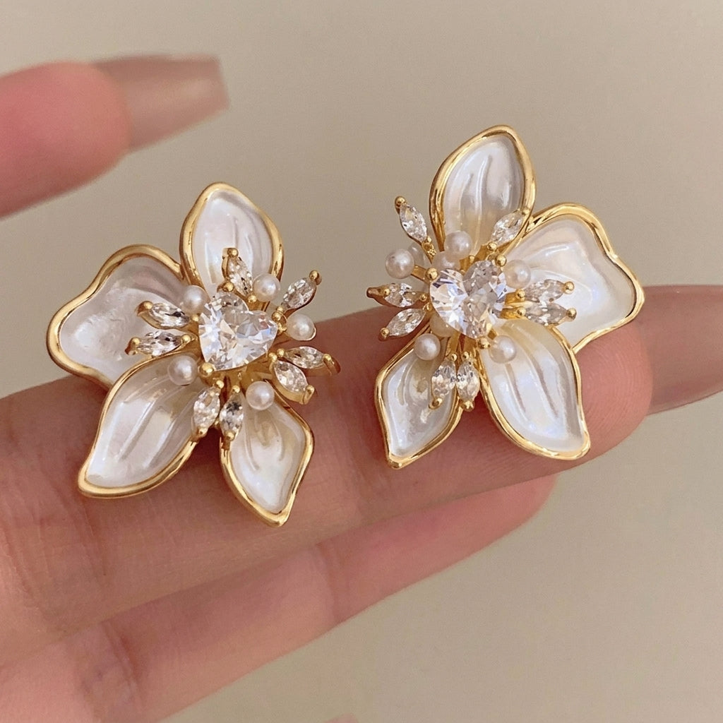 Pendientes de flor para mujer con detalle en corazón y pétalos de perla