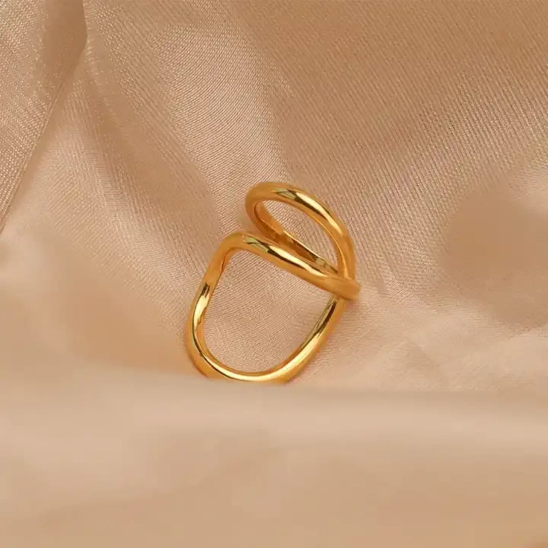 Hanaka – Anillo Dorado de Líneas Abstractas