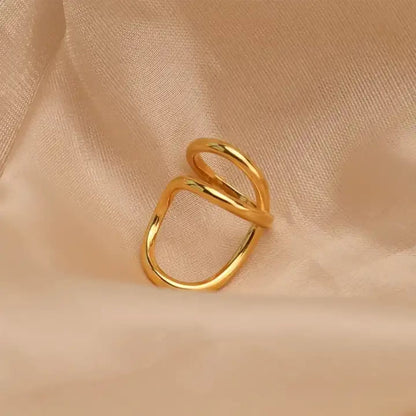 Hanaka – Anillo Dorado de Líneas Abstractas