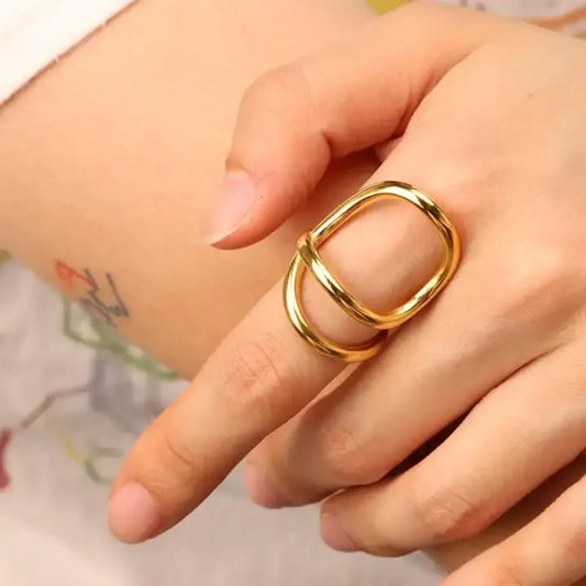 Hanaka – Anillo Dorado de Líneas Abstractas