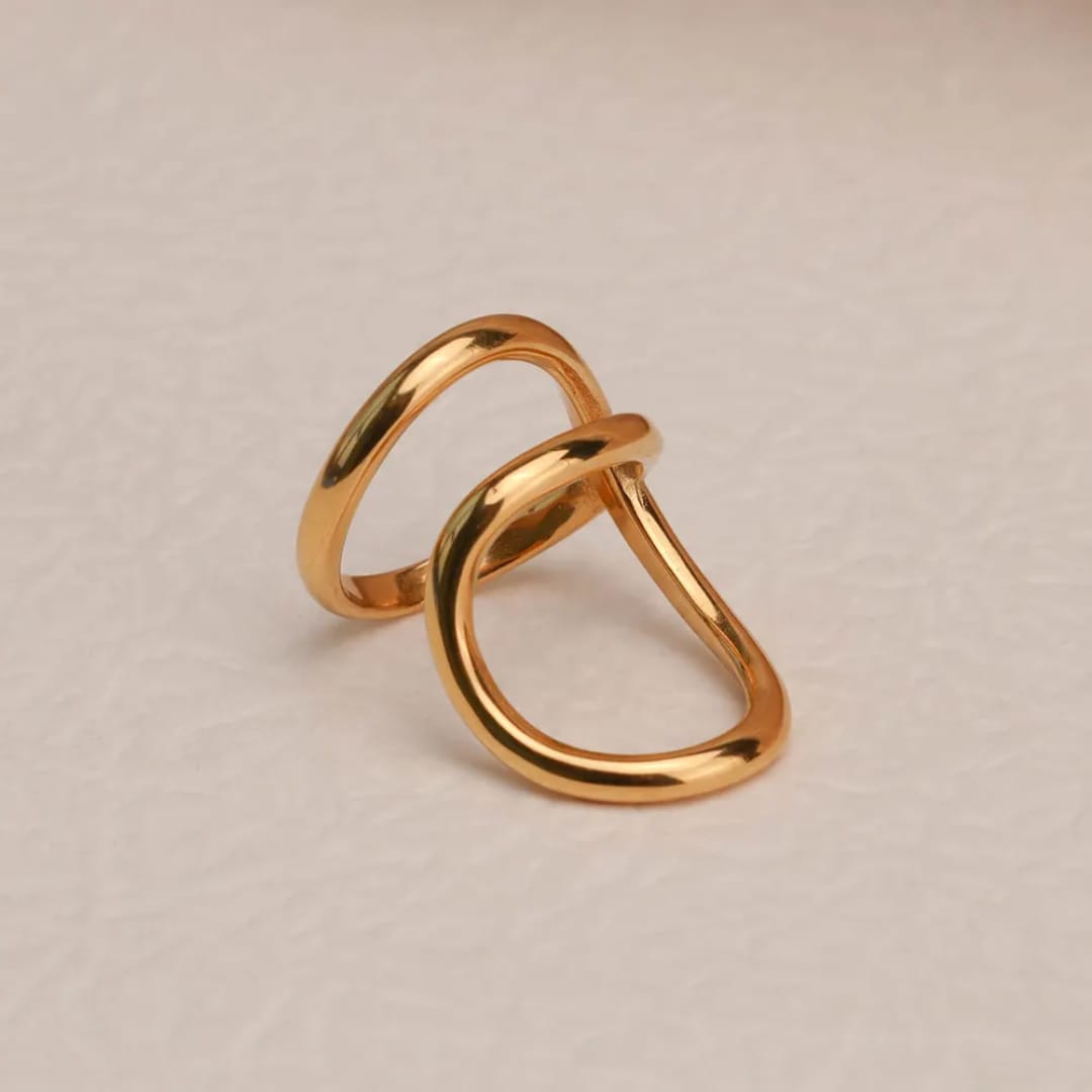 Hanaka – Anillo Dorado de Líneas Abstractas